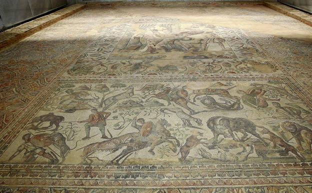 Una escena venatoria acompaña al gran mosaico de la habitación principal (oecus) de la villa de La Olmeda que relata una historia de la Iliada, cuando Ulises descubre a Aquiles en la isla de Skyros. 