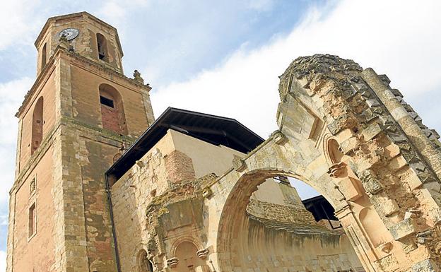 Imagen principal - Ruinas del convento de San Benito; Santuario de la Peregrina y a su lado, arabescos y decoración en la capilla Sandoval. 