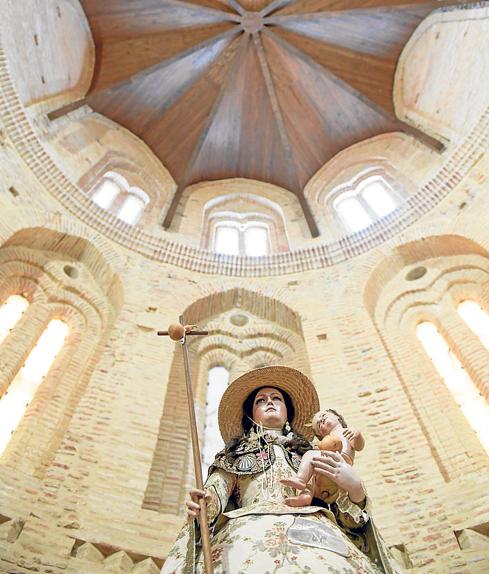 Imagen de la Peregrina, en el interior del santuario. 
