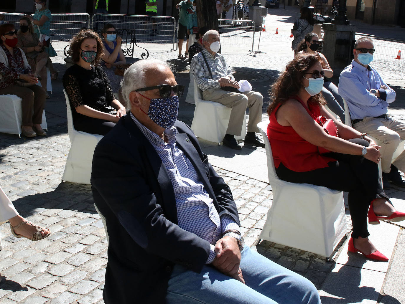 Homenaje a las víctimas del coronavirus en la Plaza Mayor de Segovia 