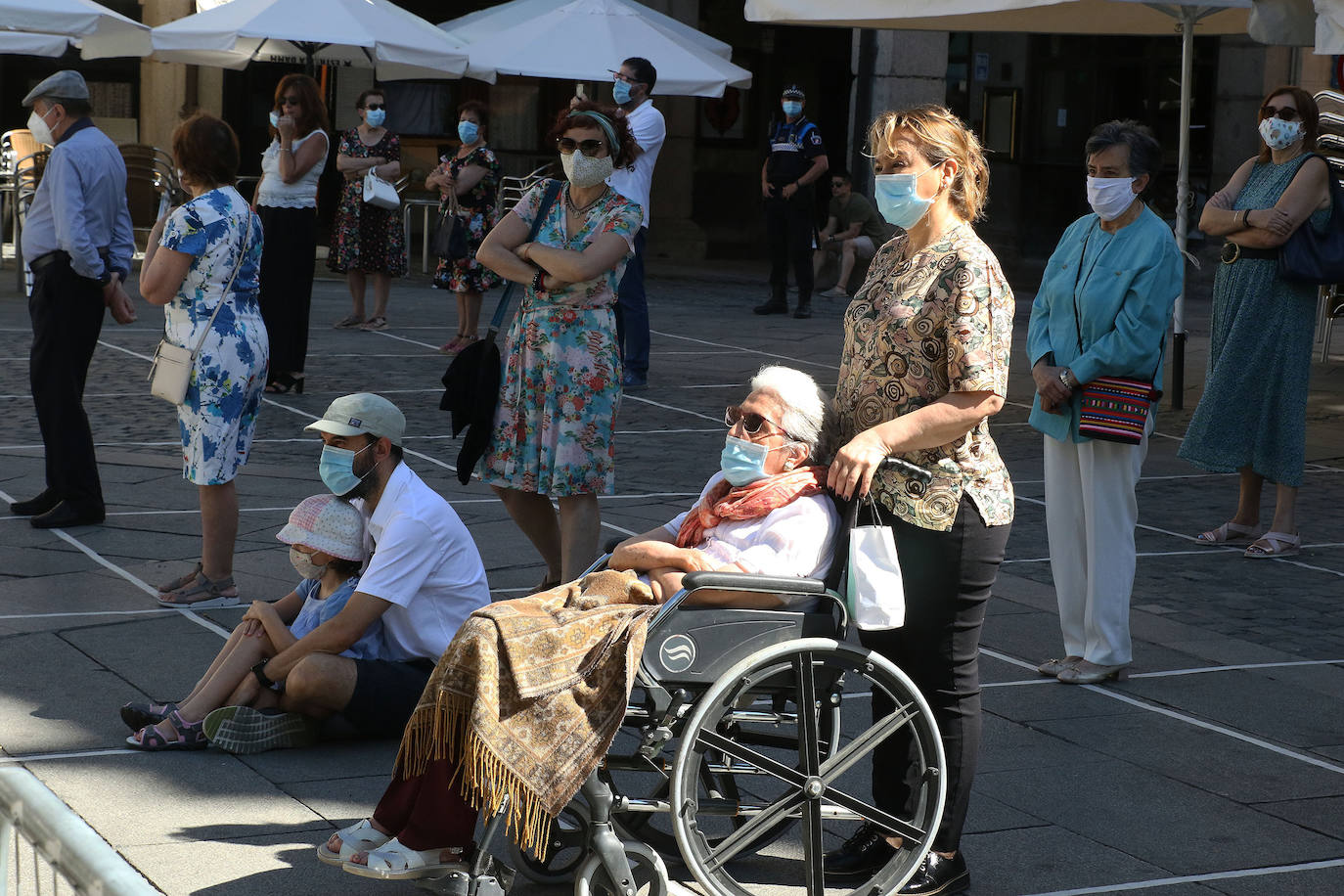 Homenaje a las víctimas del coronavirus en la Plaza Mayor de Segovia 