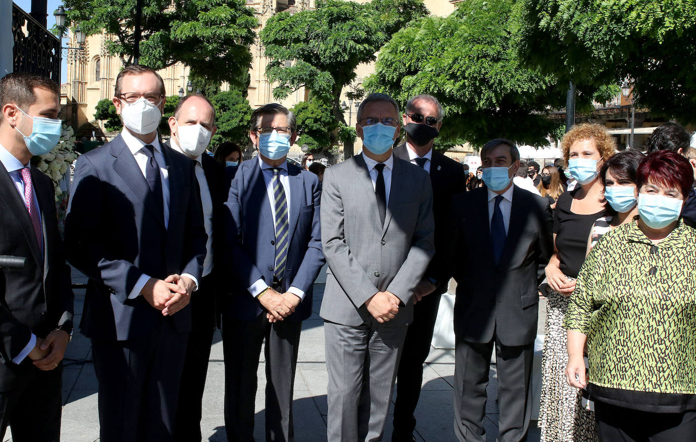 Homenaje a las víctimas del coronavirus en la Plaza Mayor de Segovia 
