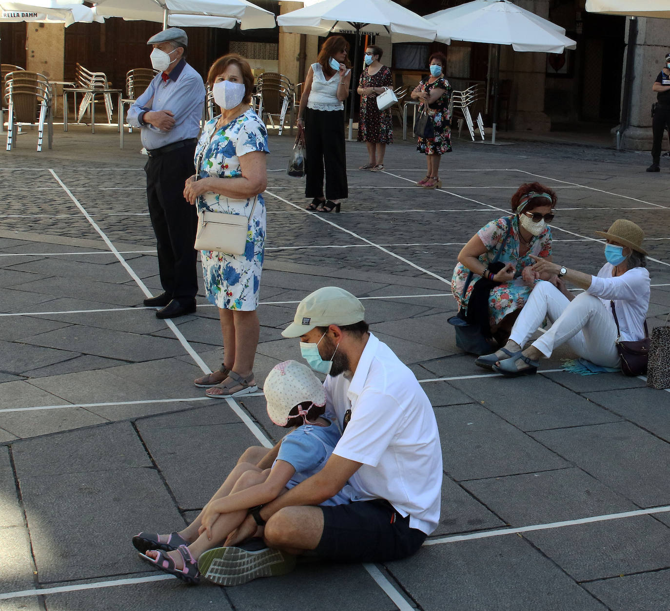 Homenaje a las víctimas del coronavirus en la Plaza Mayor de Segovia 