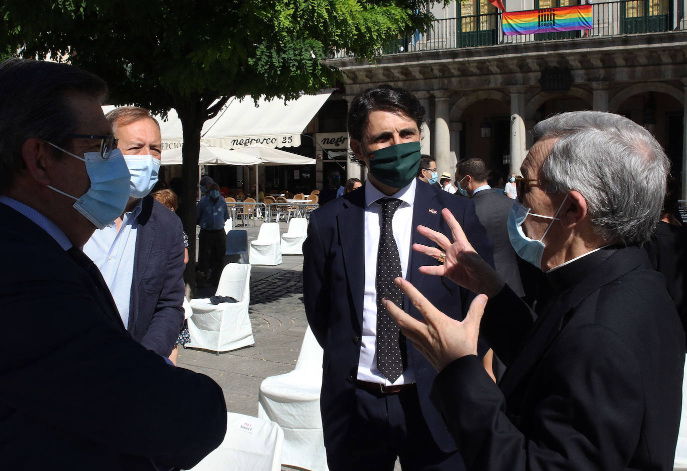 Homenaje a las víctimas del coronavirus en la Plaza Mayor de Segovia 