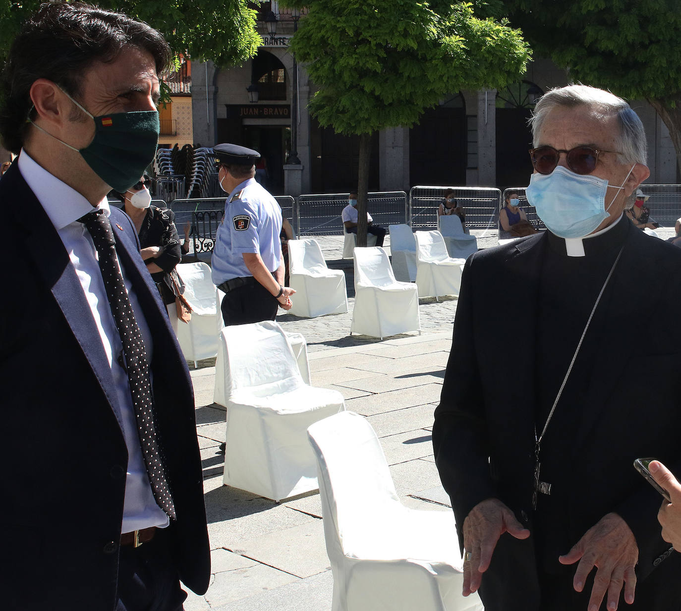 Homenaje a las víctimas del coronavirus en la Plaza Mayor de Segovia 