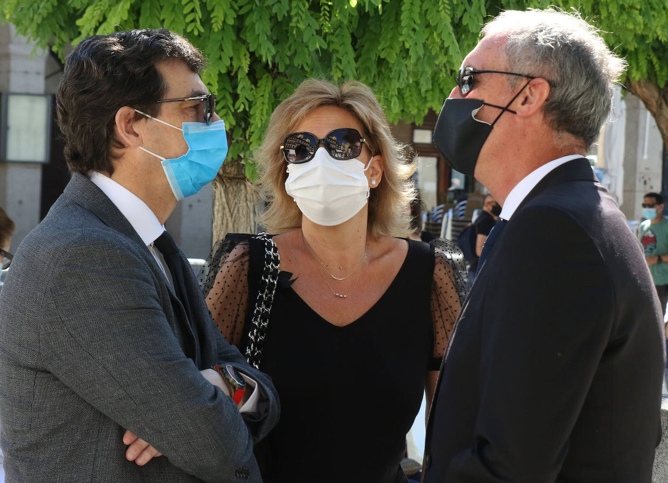 Homenaje a las víctimas del coronavirus en la Plaza Mayor de Segovia 