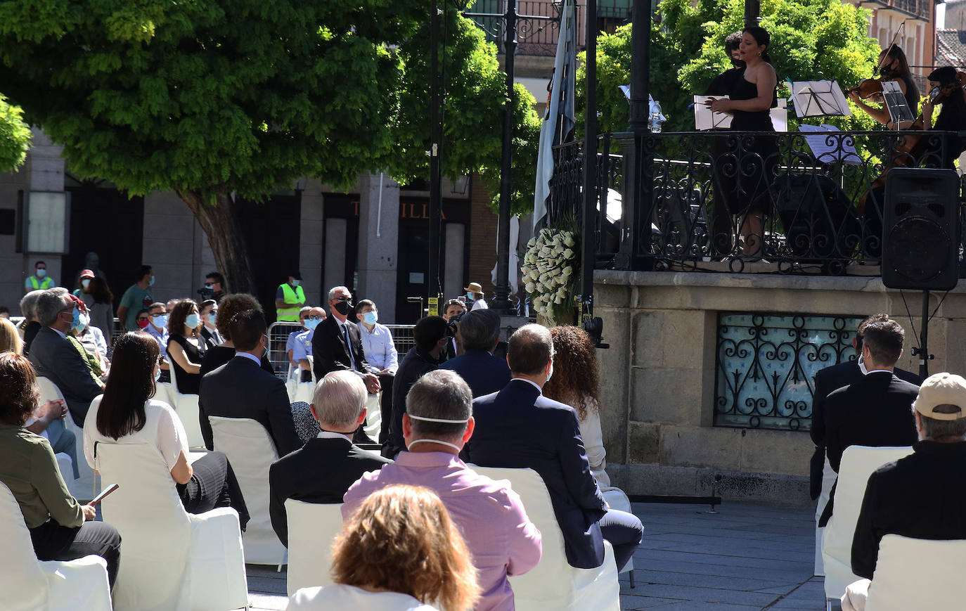 Homenaje a las víctimas del coronavirus en la Plaza Mayor de Segovia 