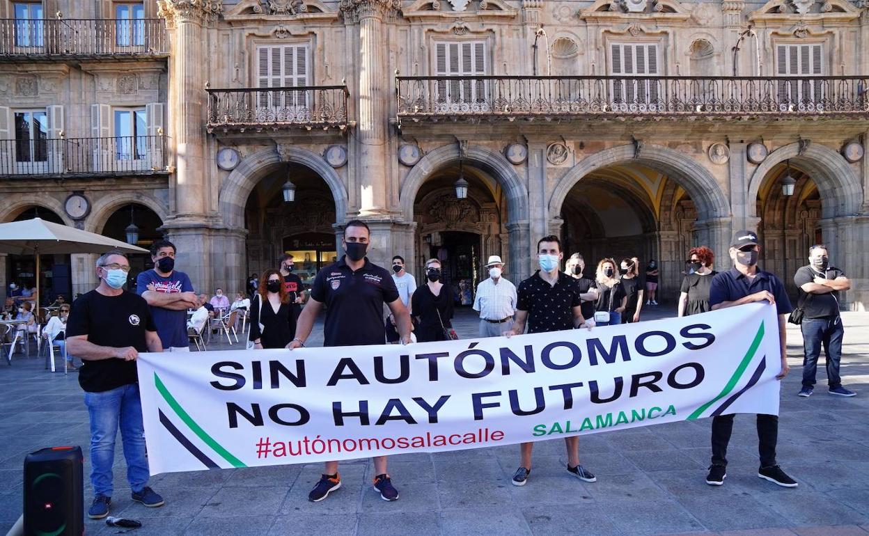 Los autónomos desplegaron una pancarta reivindicativa durante la concentración. 