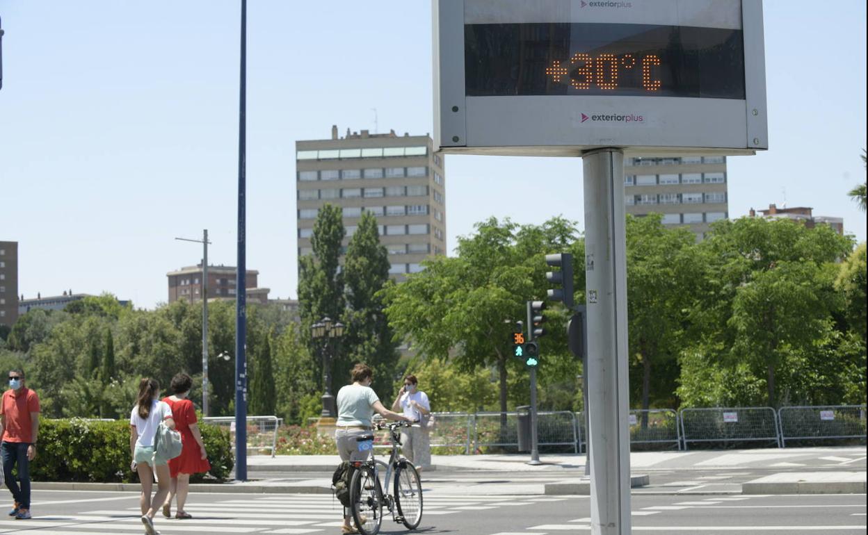 Un termómetro marca 30 grados en Valladolid capital a comienzos de semana. 