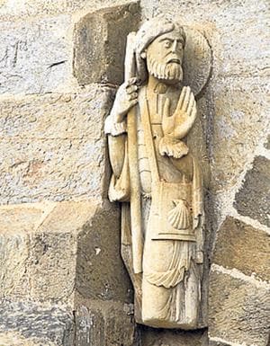 Detalle de la escultura en piedra de Santiago Peregrino, símbolo Xacobeo.