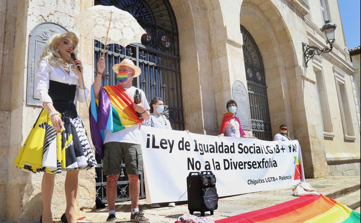 Acto reivindicativo en el Día del Orgullo, en la Plaza Mayor de Palencia. 