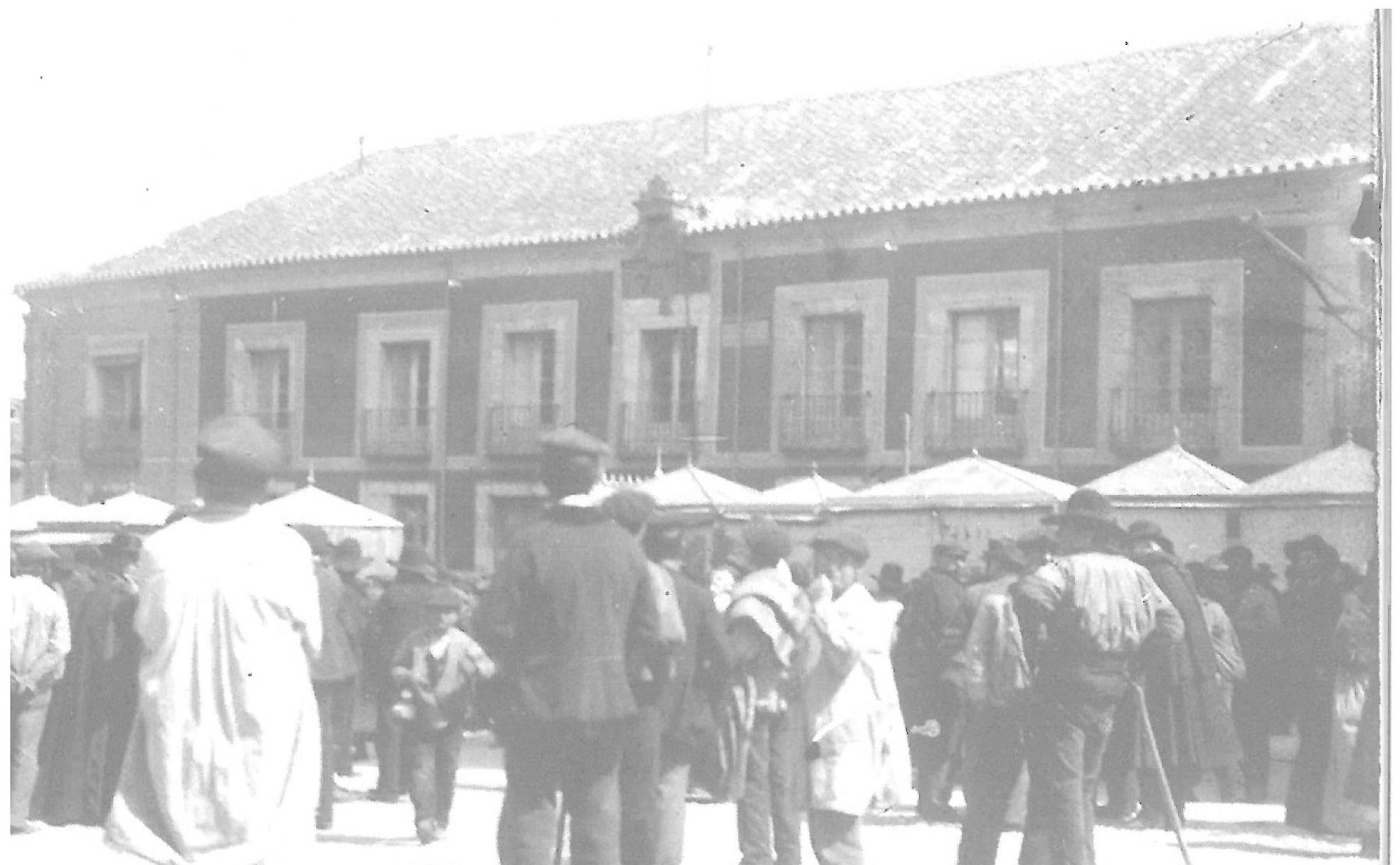 Numerosas personas acudían a las tradicionales ferias de la época.