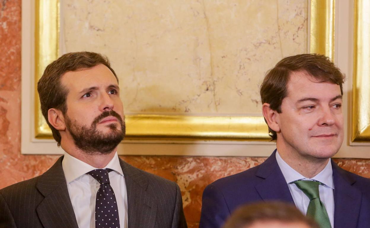 Alfonso Fernández Mañueco (derecha), con Pablo Casado en un acto institucional en Madrid.