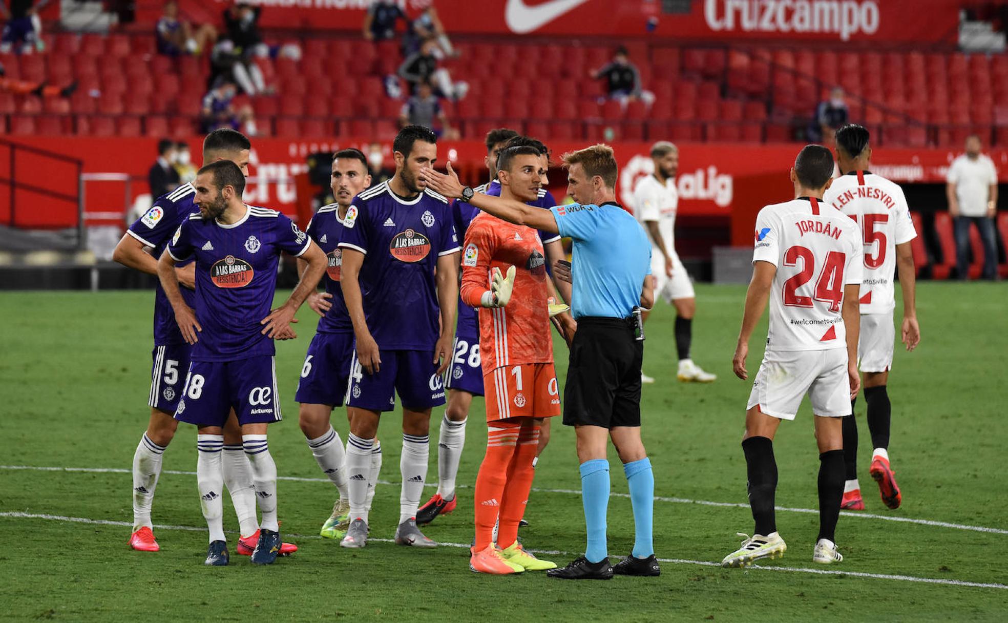 Jordi Masip pide explicaciones al árbitro Pizarro Gómez por el penalti señalado en el tramo final del partido ante el Sevilla. 