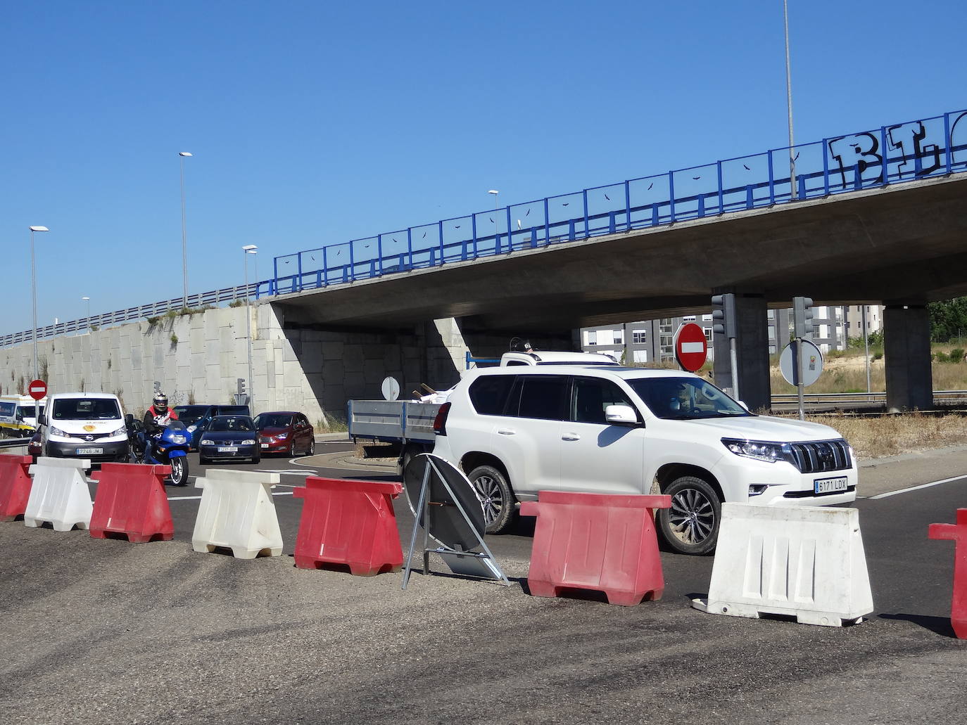 El desmontaje de la estructura de hierro ha mantenido cortados los cuatro carriles de la autovía y causó atascos en San Cristóbal. 