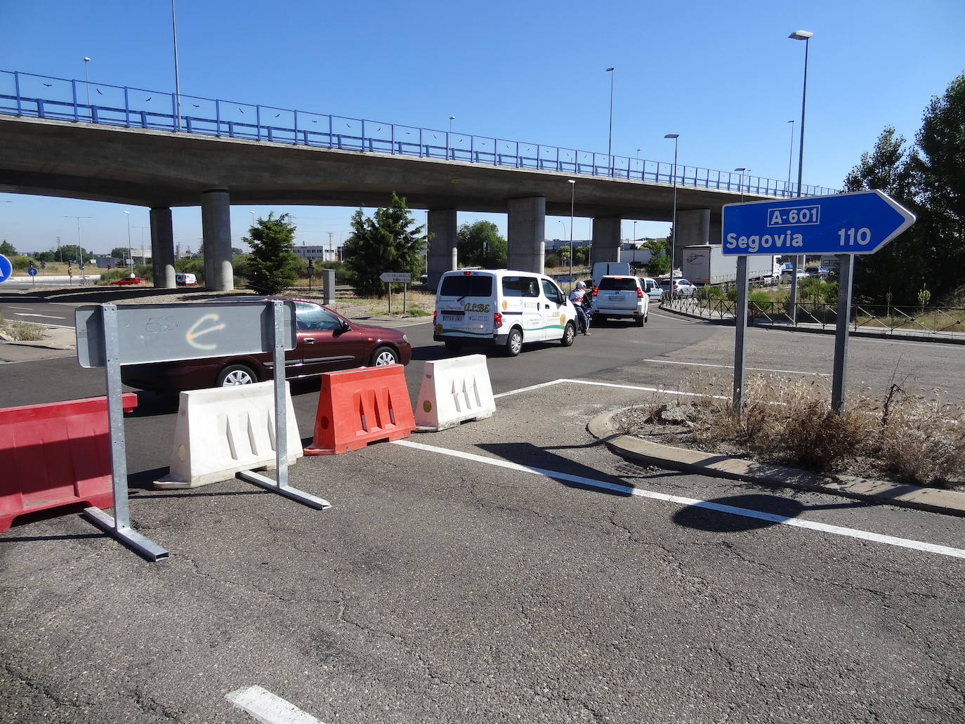 El desmontaje de la estructura de hierro ha mantenido cortados los cuatro carriles de la autovía y causó atascos en San Cristóbal. 