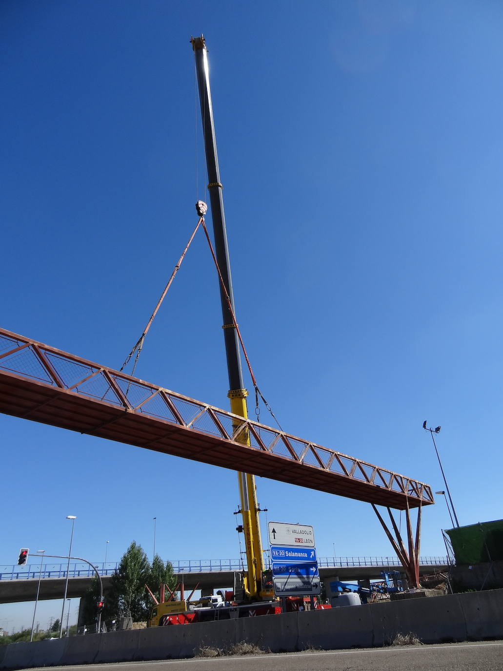 El desmontaje de la estructura de hierro ha mantenido cortados los cuatro carriles de la autovía y causó atascos en San Cristóbal. 