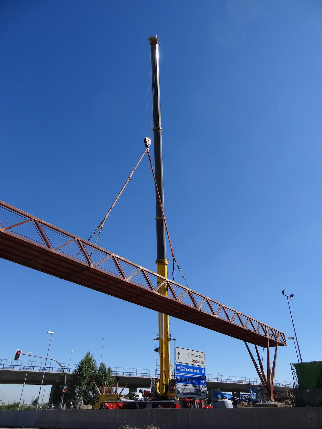 El desmontaje de la estructura de hierro ha mantenido cortados los cuatro carriles de la autovía y causó atascos en San Cristóbal. 