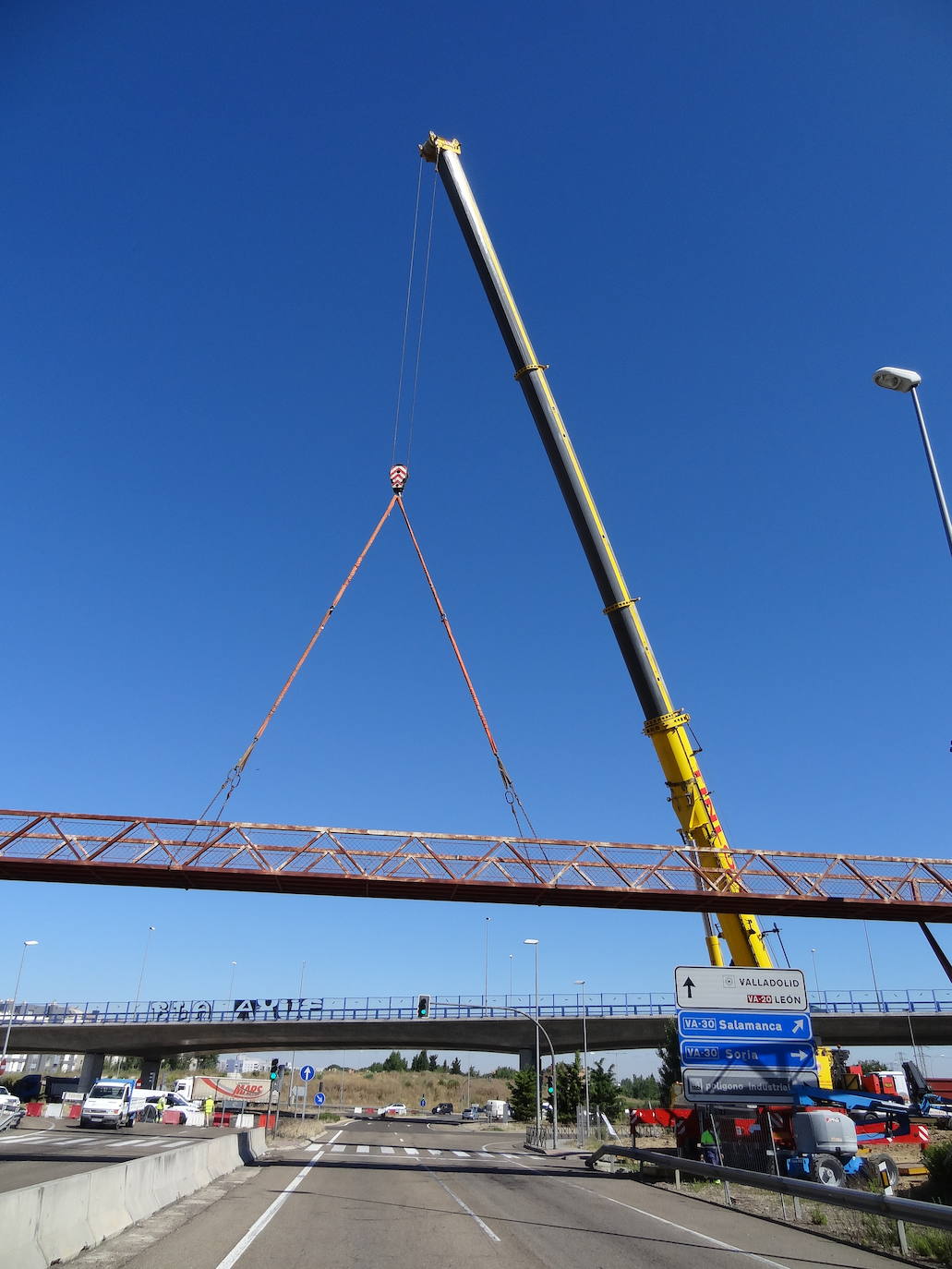 El desmontaje de la estructura de hierro ha mantenido cortados los cuatro carriles de la autovía y causó atascos en San Cristóbal. 