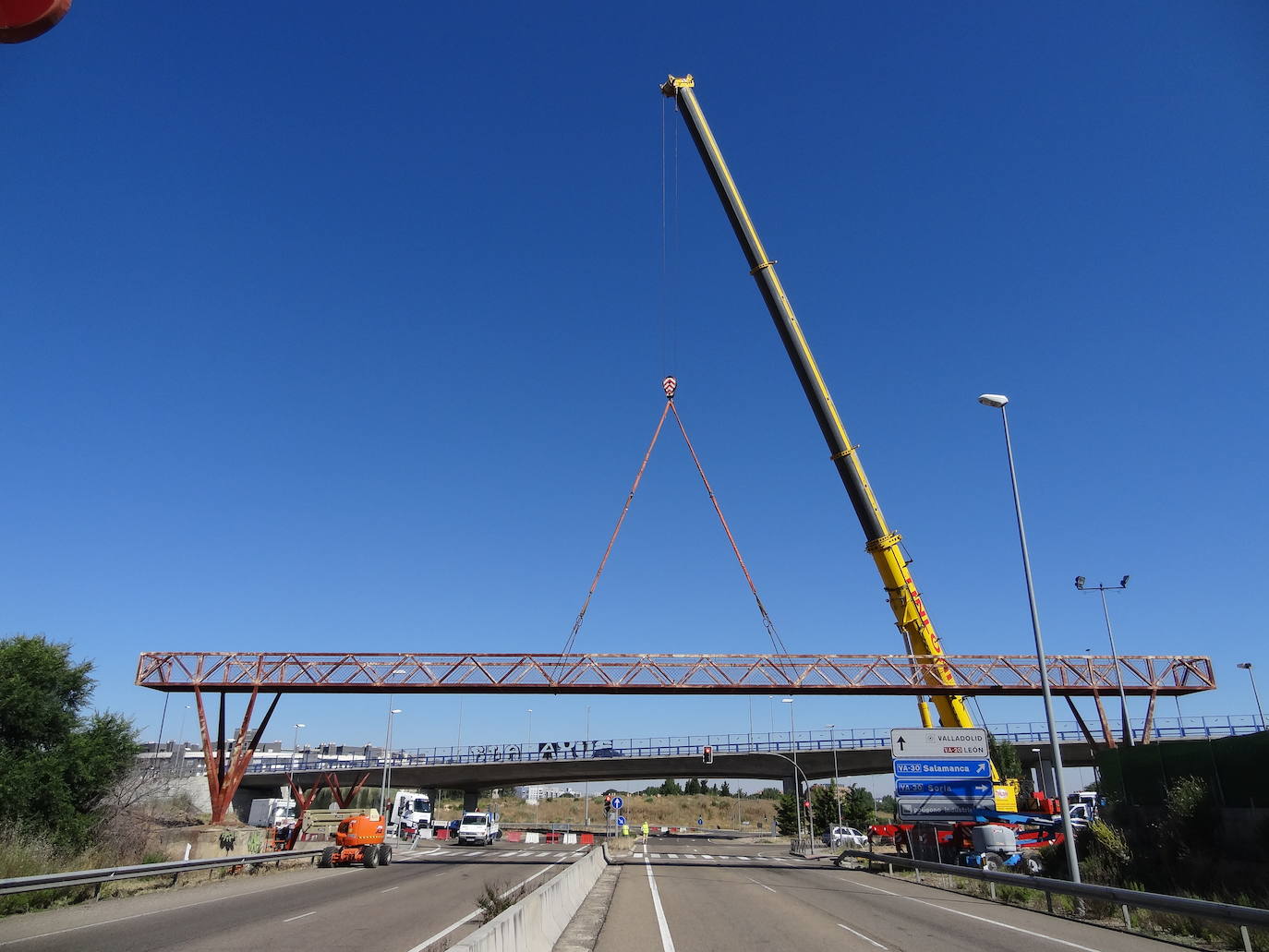 El desmontaje de la estructura de hierro ha mantenido cortados los cuatro carriles de la autovía y causó atascos en San Cristóbal. 