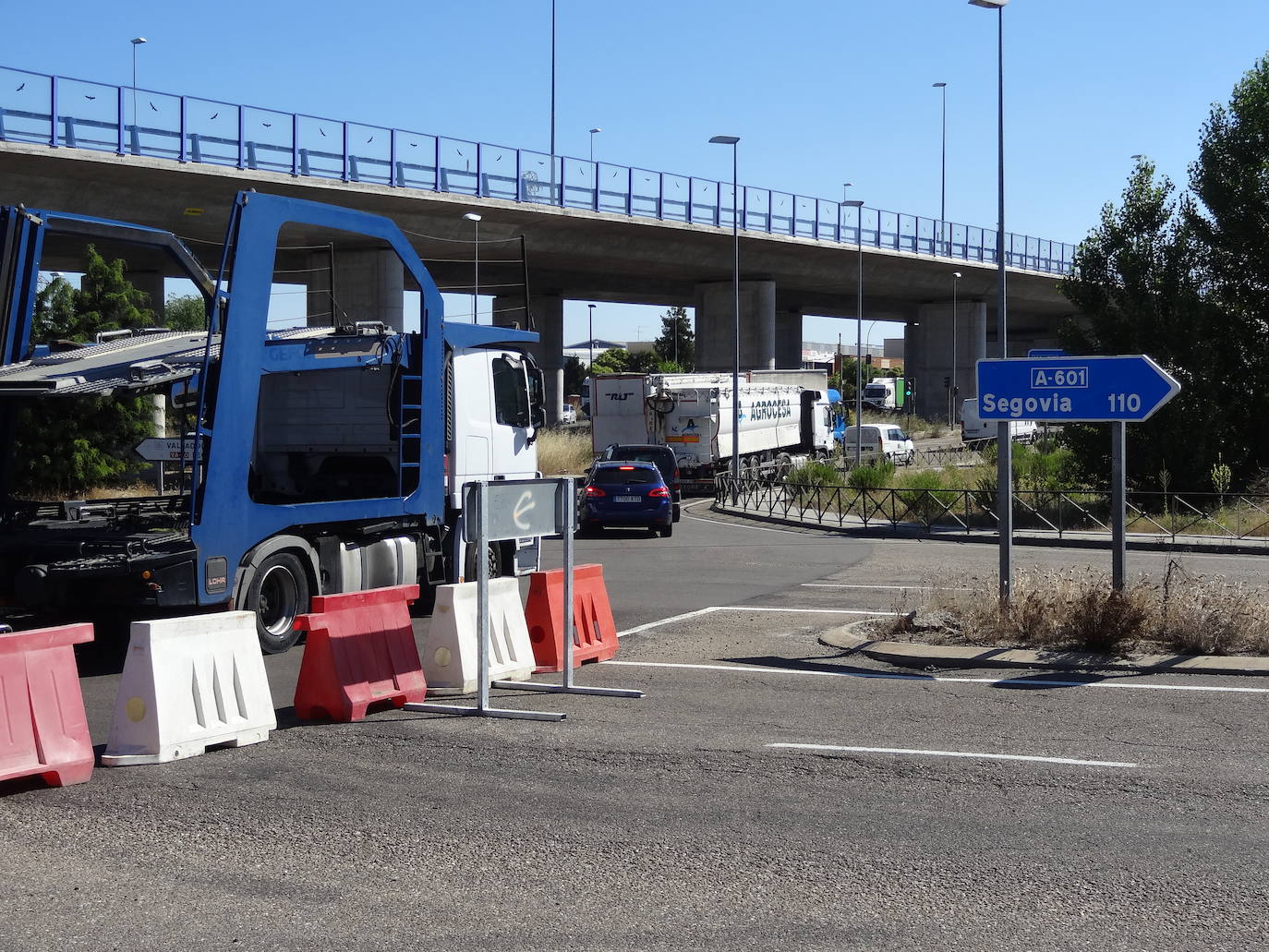 El desmontaje de la estructura de hierro ha mantenido cortados los cuatro carriles de la autovía y causó atascos en San Cristóbal. 