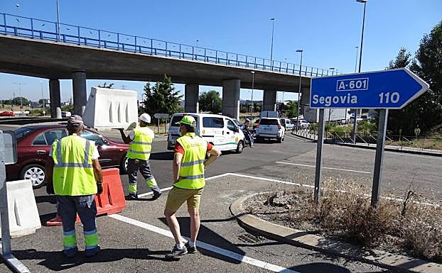 Retenciones en el cruce de la carretera de Segovia con la VA-30.