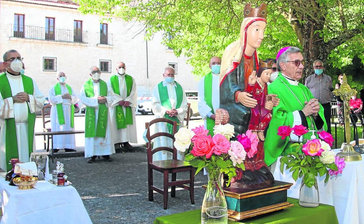 El obispo de Segovia oficia la misa en presencia de los carmelitas, junto a la imagen de la Virgen del Henar. 