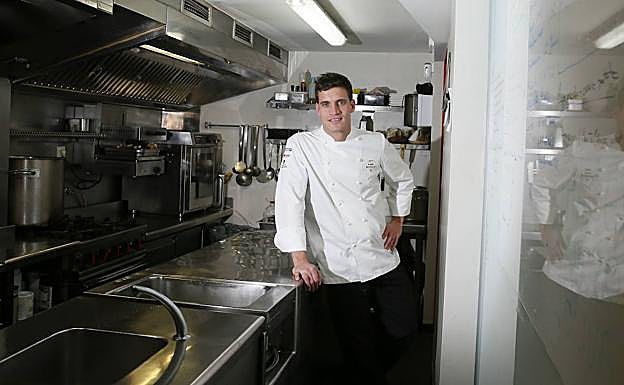 Miguel Cobo, en la cocina de su restaurante Cobo Vintage. 