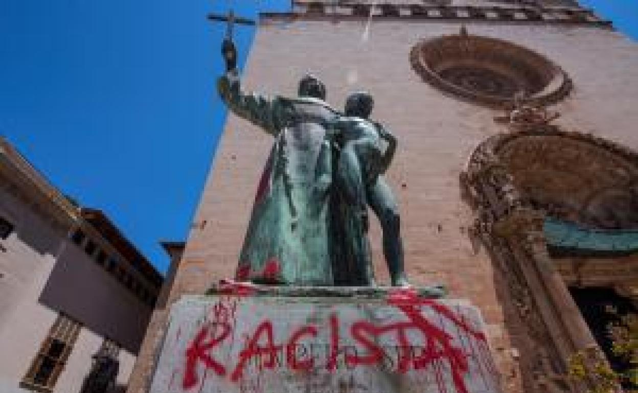 La estatua dedicada en Palma en la Plaza de Sant Francesc a Fray Junípero Serra amaneció hace unos días con la palabra 'racista' pintada en su base. 