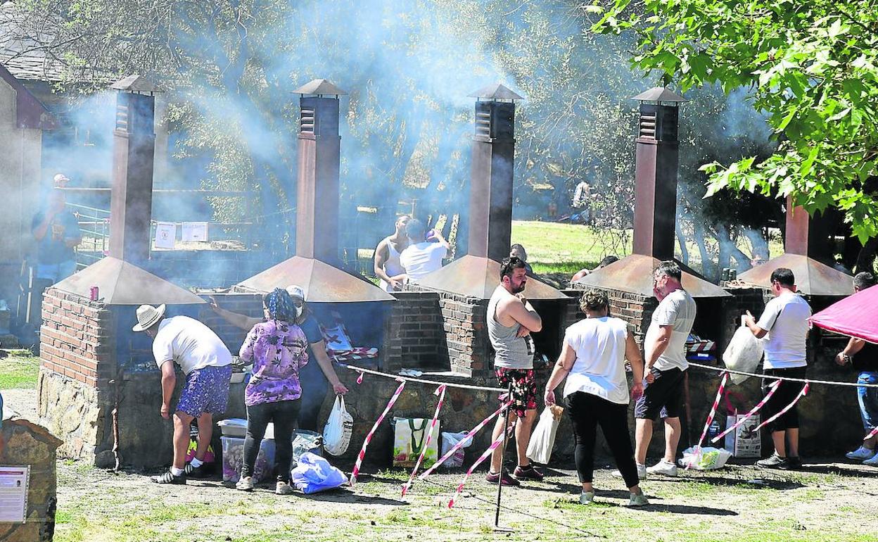 Grupos de personas este fin de semana en las barbacoas de un área recreativa de El Espinar.