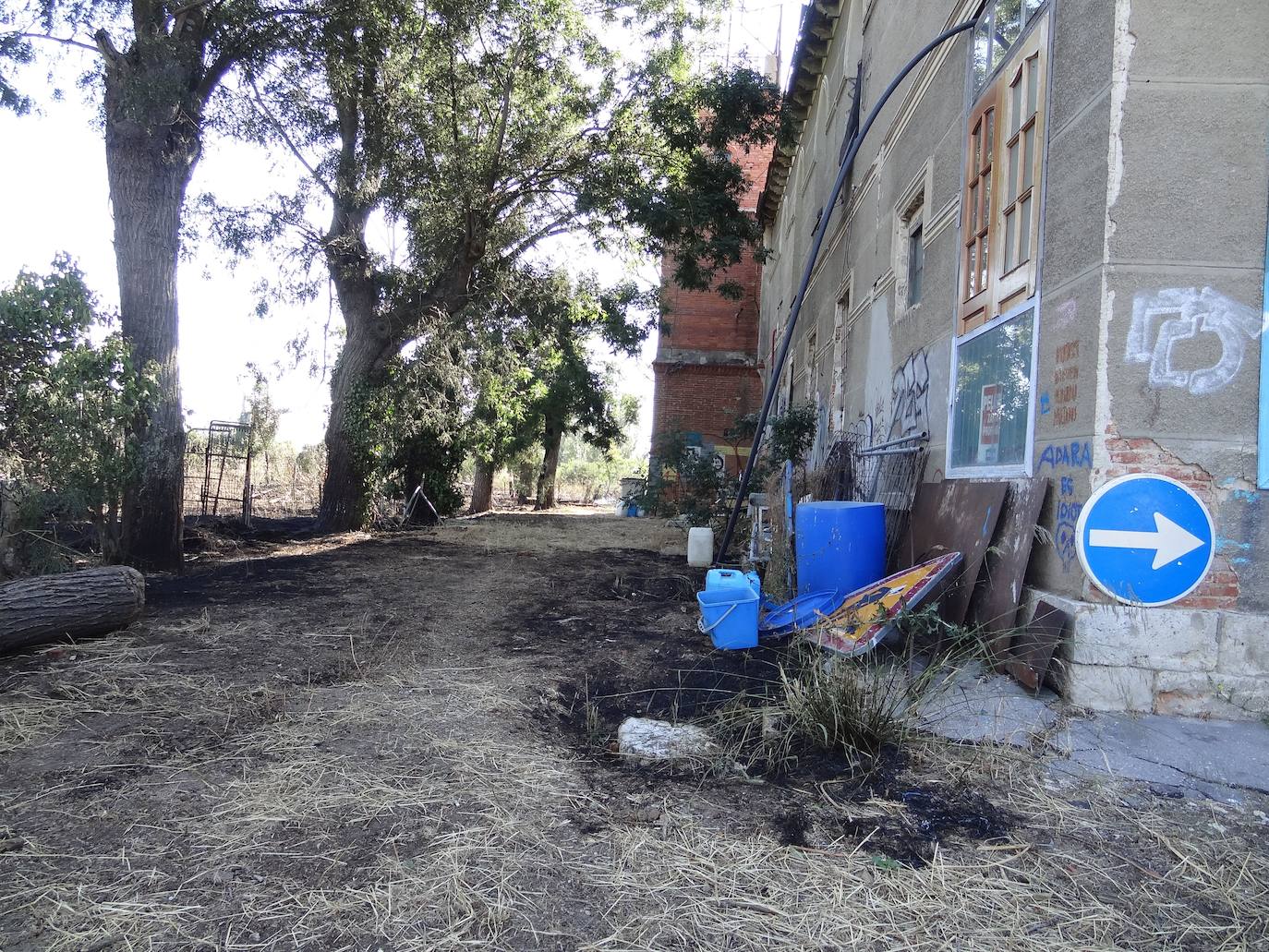 El último inquilino del centro social de las Arcas Reales, abierto en 2002 en una casona centenaria, reconoce que la maleza rodeaba la finca