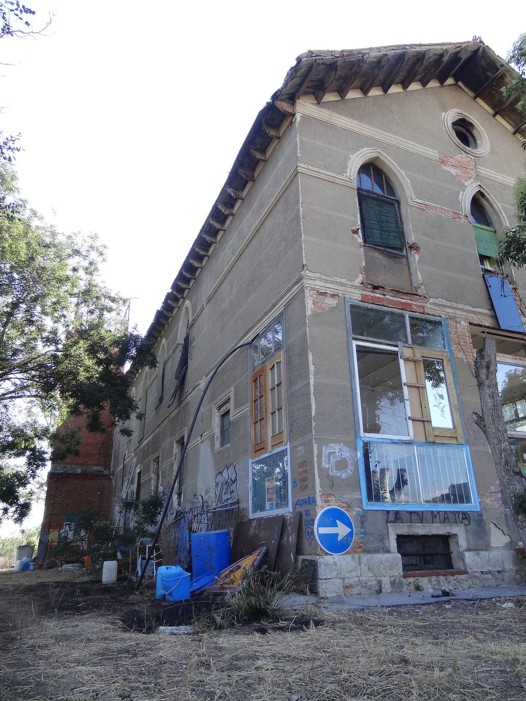 El último inquilino del centro social de las Arcas Reales, abierto en 2002 en una casona centenaria, reconoce que la maleza rodeaba la finca