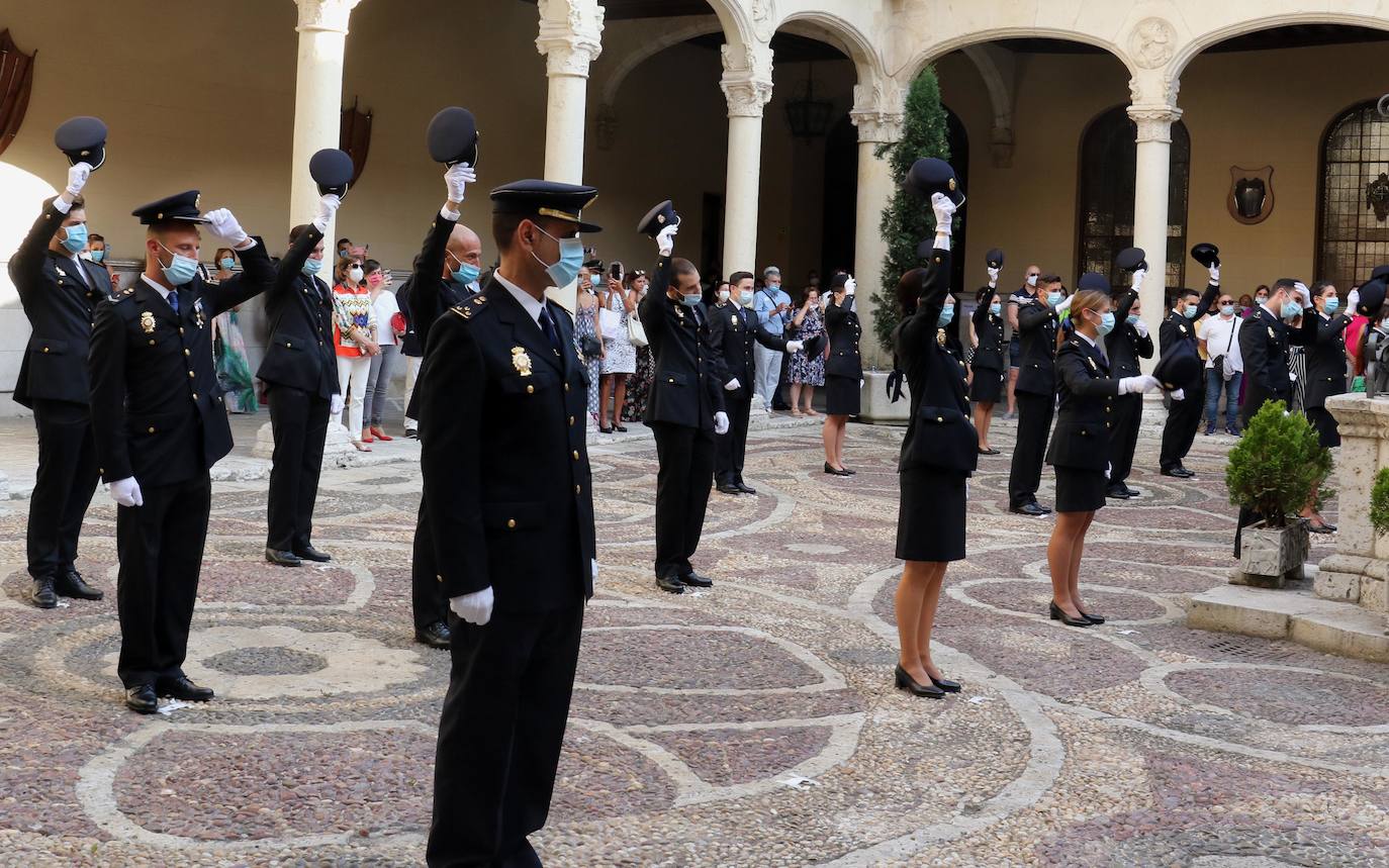 Con motivo de la Covid-19, este año no se ha podido celebrar el acto habitual de jura en la Escuela Nacional de Policía de Ávila, siendo sustituido por 58 actos descentralizados en las provincias