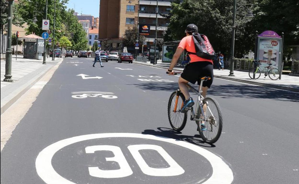 Coches y bicis podrán circular por el carril izquierdo desde Poniente y el carril derecho será exclusivo de autobuses y taxis.