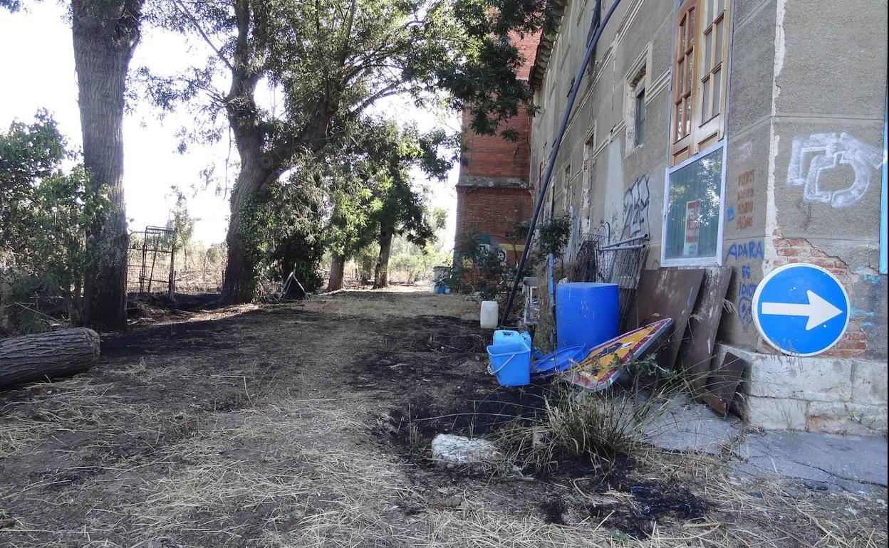 Las llamas llegaron al borde de la casona de la carretera de las Arcas Reales.