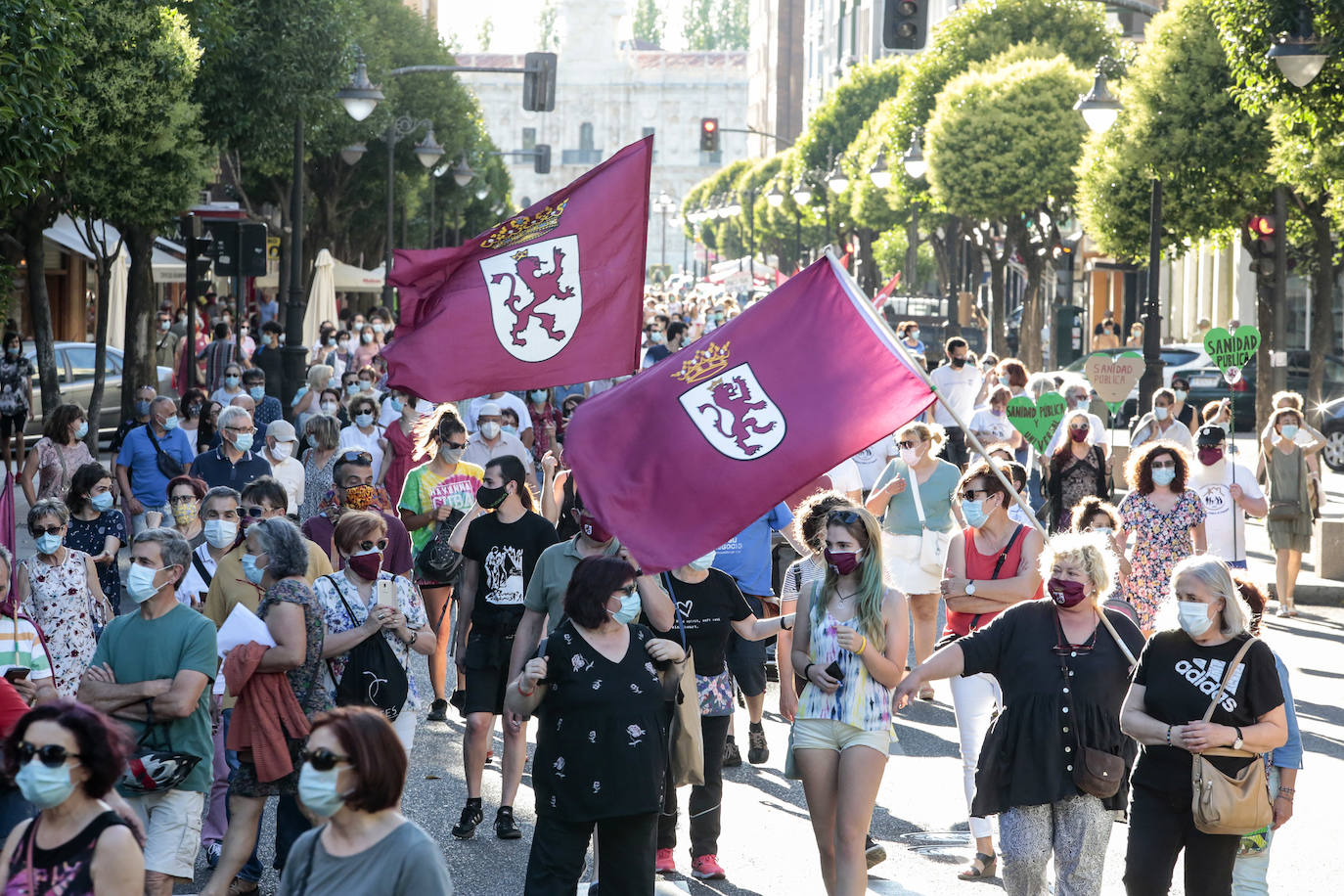 Imagen secundaria 2 - Pancartas y banderas en la manifestación. 