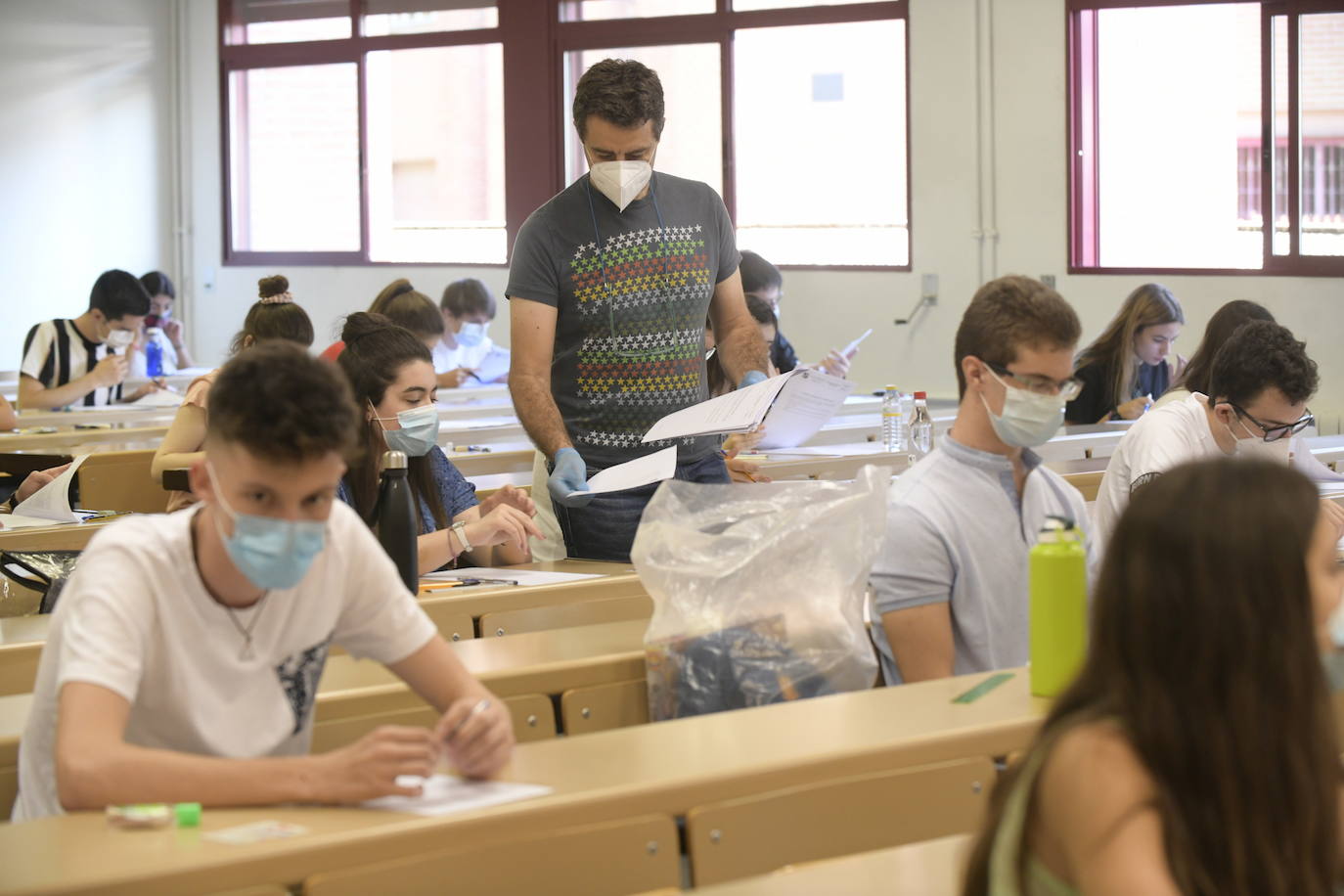 Fotos: Comienza para 11.000 estudiantes de Castilla y León la EBAU más atípica