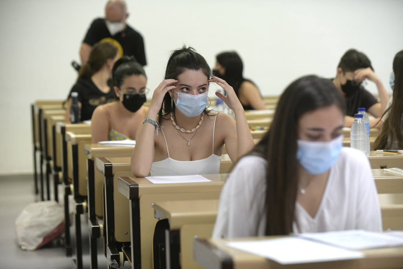 Fotos: Comienza para 11.000 estudiantes de Castilla y León la EBAU más atípica