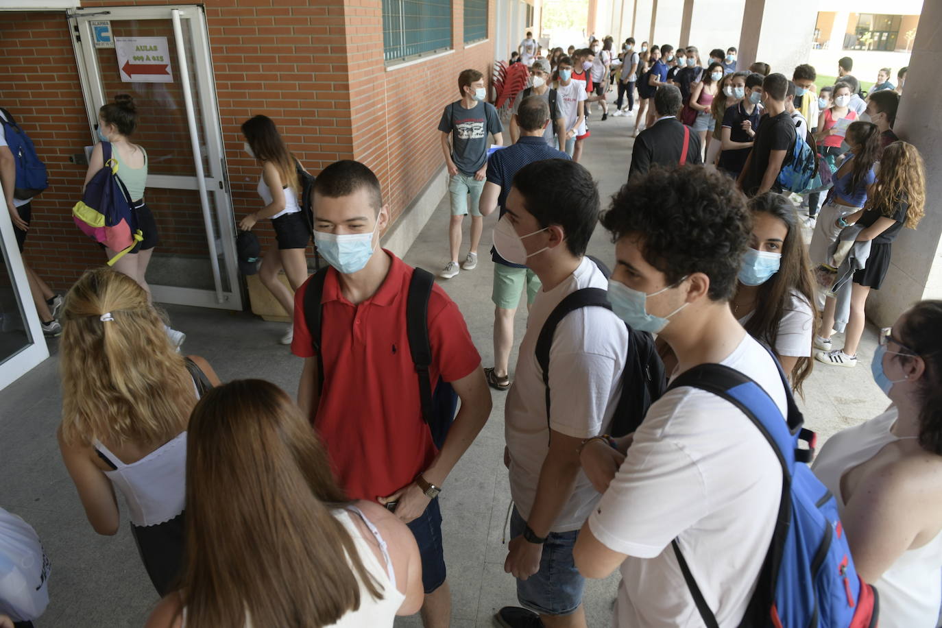 Fotos: Comienza para 11.000 estudiantes de Castilla y León la EBAU más atípica