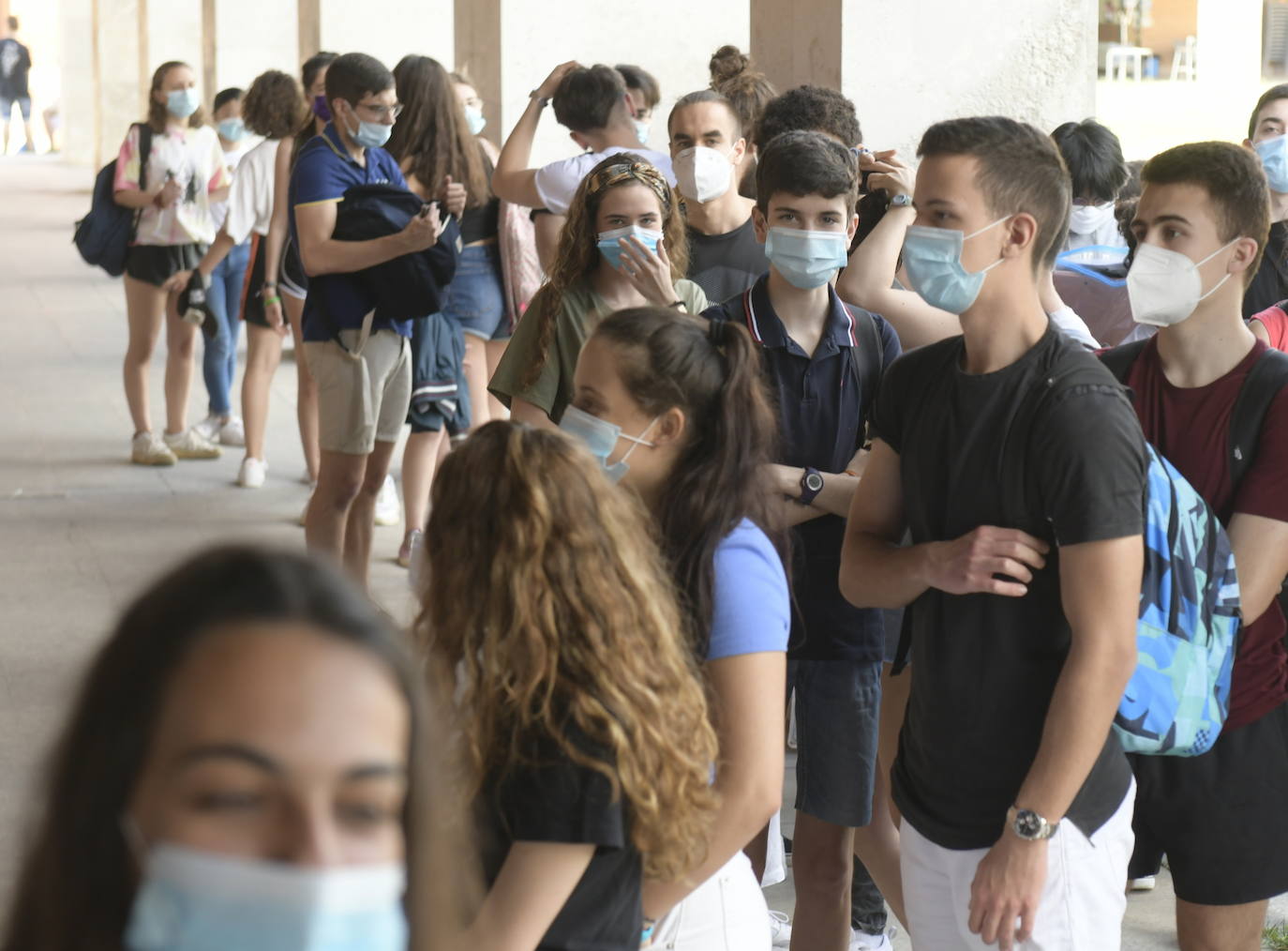 Fotos: Comienza para 11.000 estudiantes de Castilla y León la EBAU más atípica