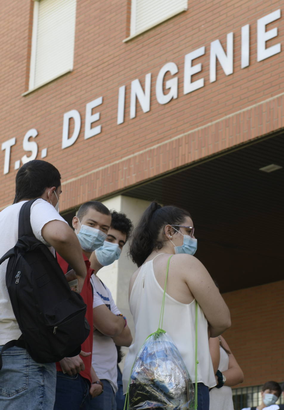 Fotos: Comienza para 11.000 estudiantes de Castilla y León la EBAU más atípica