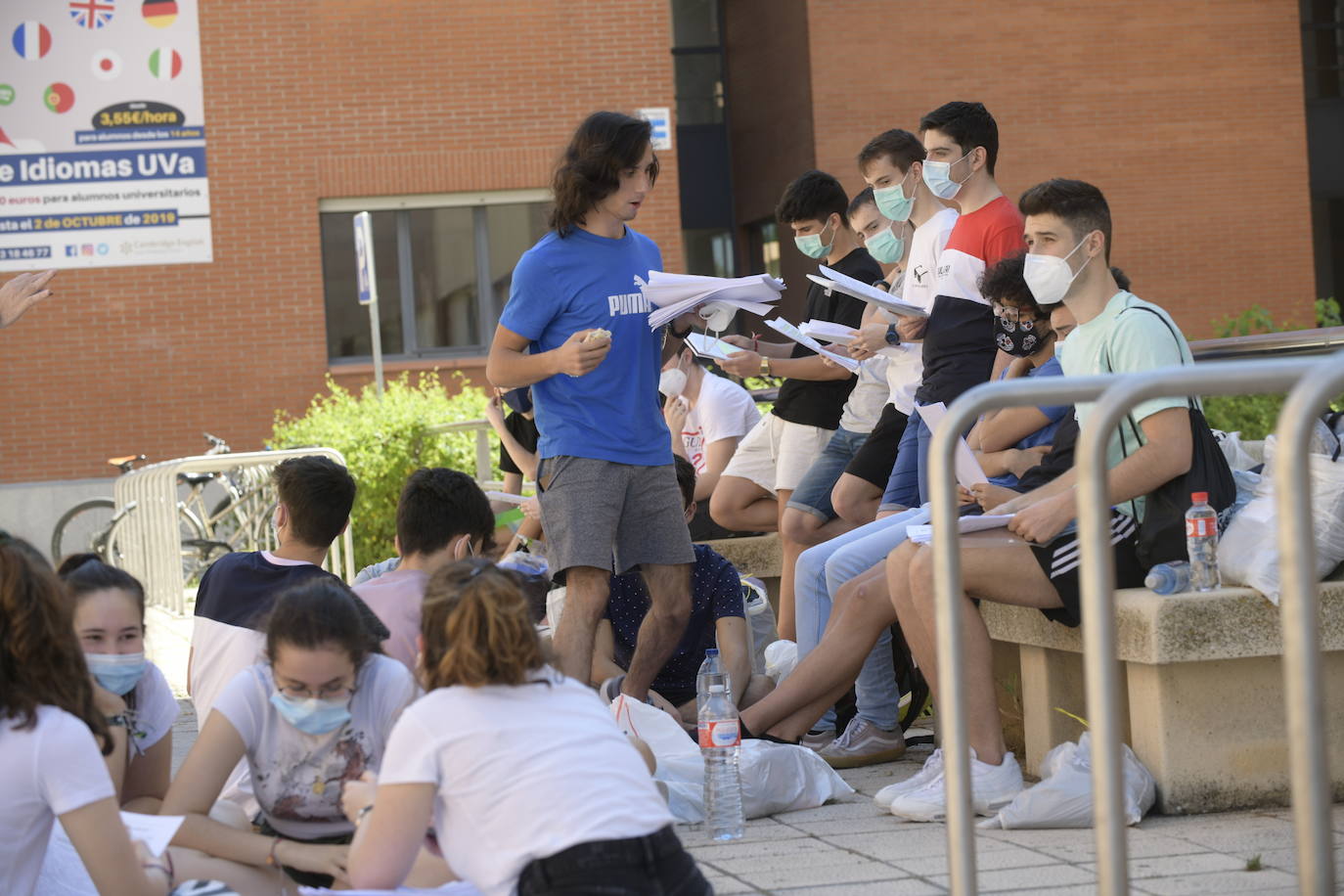 Fotos: Comienza para 11.000 estudiantes de Castilla y León la EBAU más atípica