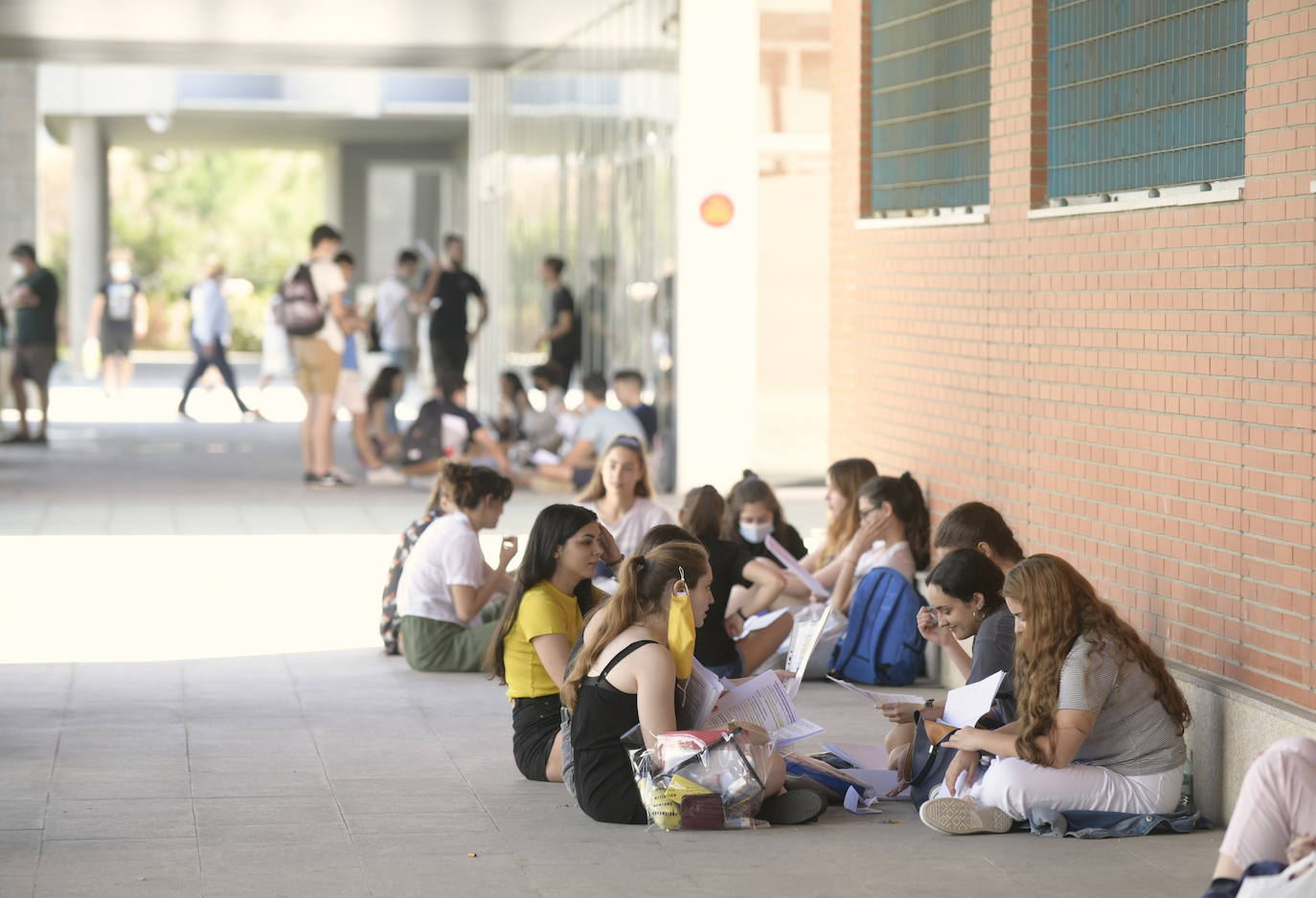 Fotos: Comienza para 11.000 estudiantes de Castilla y León la EBAU más atípica