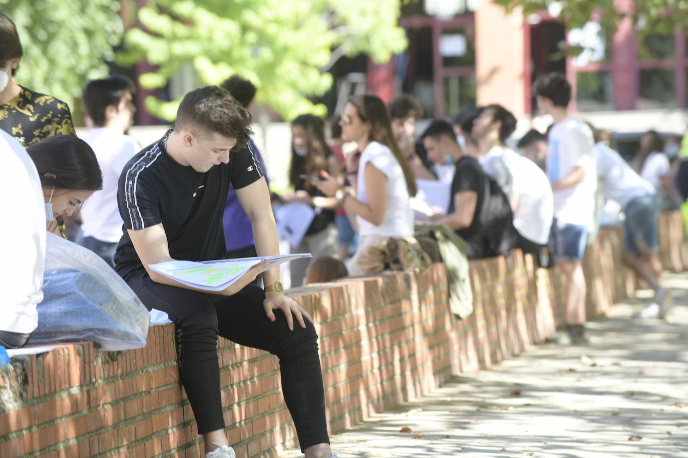 Fotos: Comienza para 11.000 estudiantes de Castilla y León la EBAU más atípica