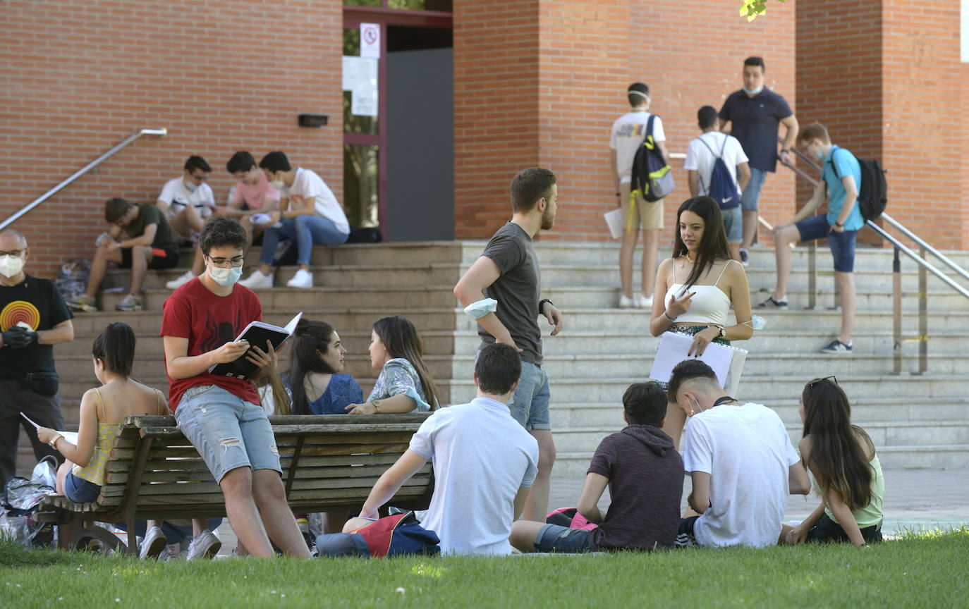 Fotos: Comienza para 11.000 estudiantes de Castilla y León la EBAU más atípica