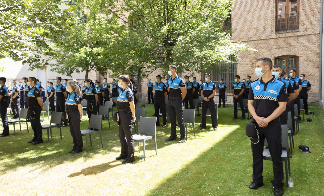 Óscar Puente elogió la profesionalidad de la Policía durante la pandemia e incidió en que la nueva promoción cubrirá las bajas de jubilación, «lo que favorece que no se resienta la calidad del servicio» y contribuirá a «rebajar notablemente la edad media de la plantilla»