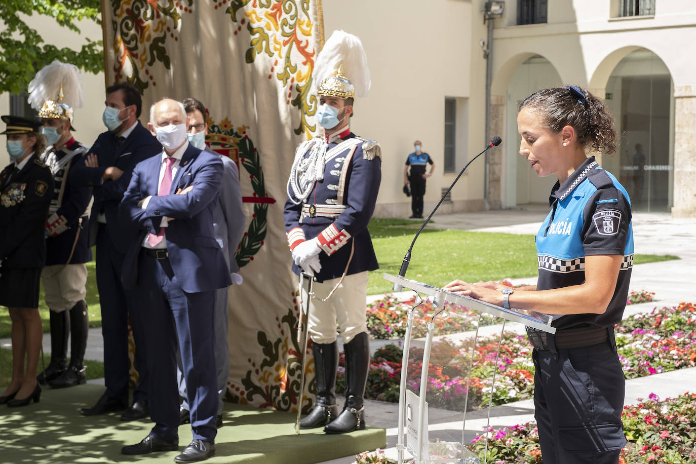 Óscar Puente elogió la profesionalidad de la Policía durante la pandemia e incidió en que la nueva promoción cubrirá las bajas de jubilación, «lo que favorece que no se resienta la calidad del servicio» y contribuirá a «rebajar notablemente la edad media de la plantilla»