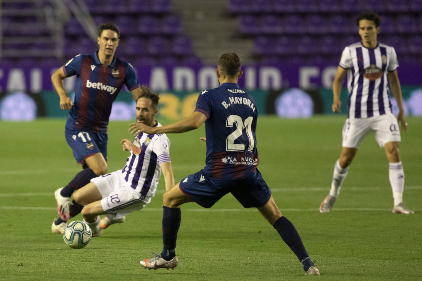 Ünal tuvo la permanencia después de un buena segunda parte, pero completó su mal partido con un error desde los 11 metros