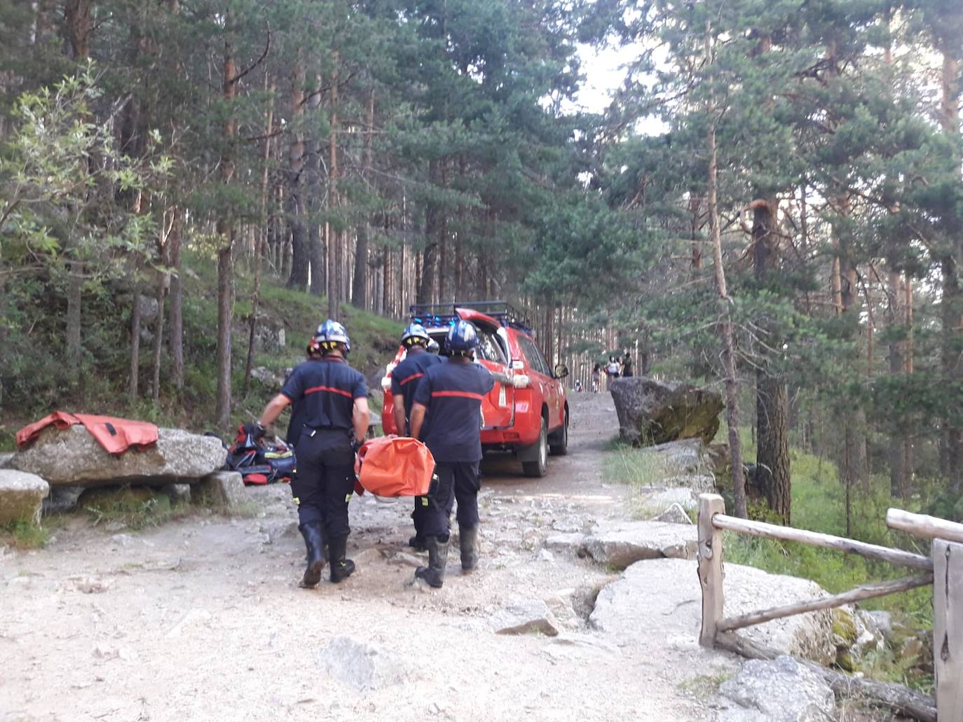 Los bomberos de Segovia rescatan a la mujer.