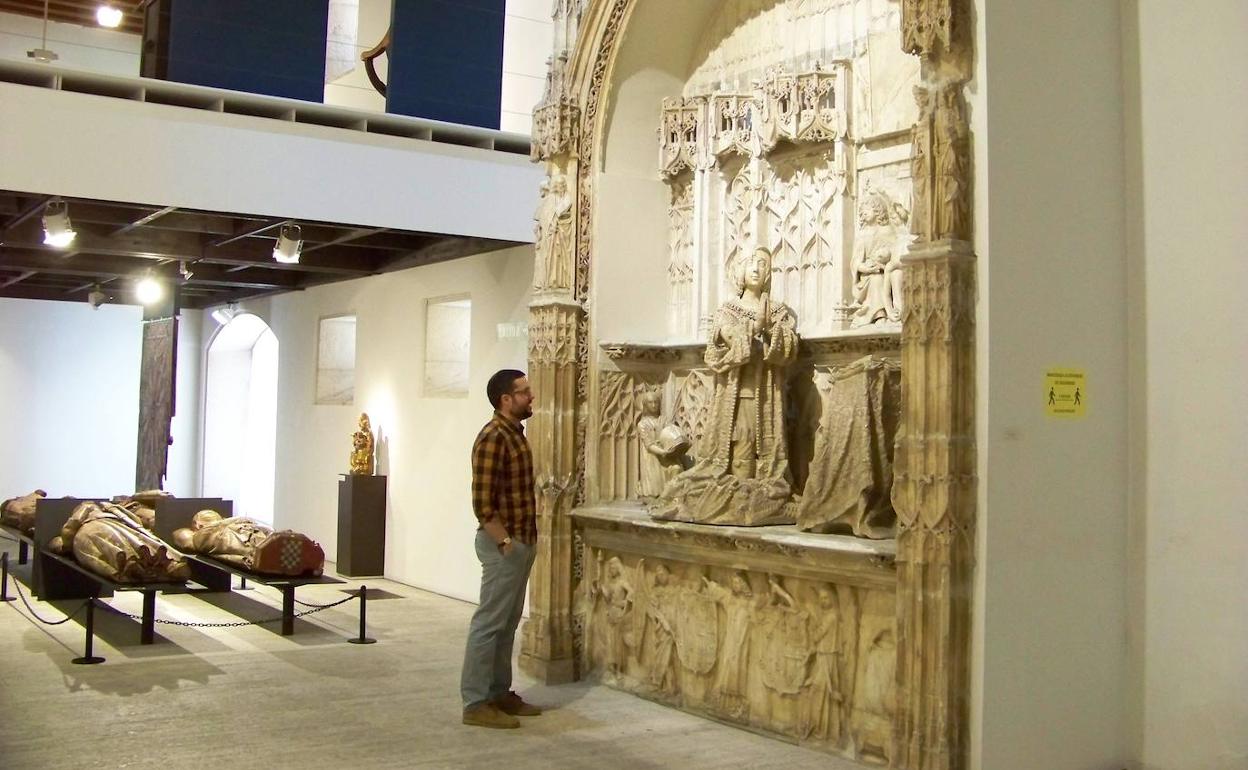 El conservador Luis Araus, delante del sepulcro de Juan de Padilla, de Gil de Siloé. 